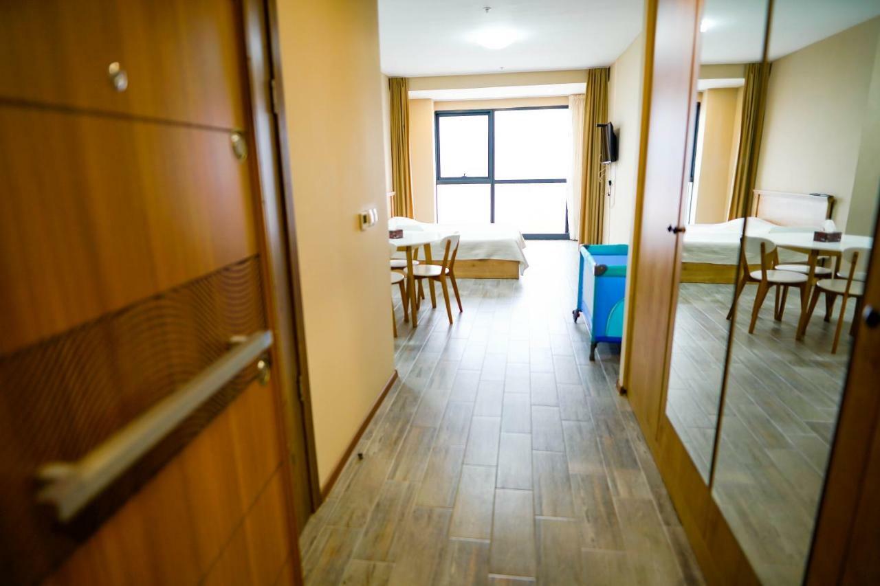 Balmaral Apart Hotel Batumi Esterno foto